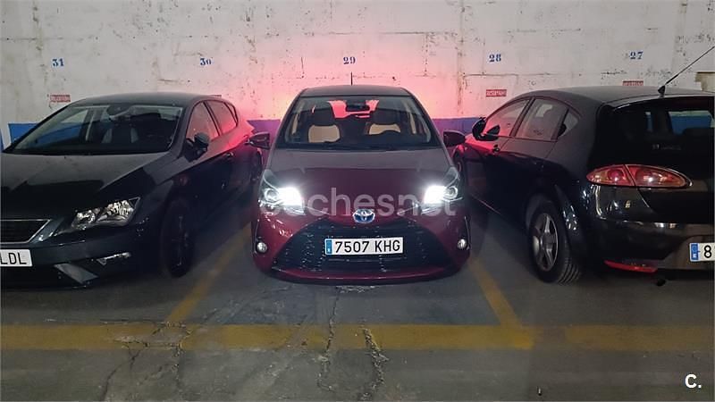 Usado Toyota Yaris Hybrid Active 100 CV (73 kW) 2018 Rojo Berlina