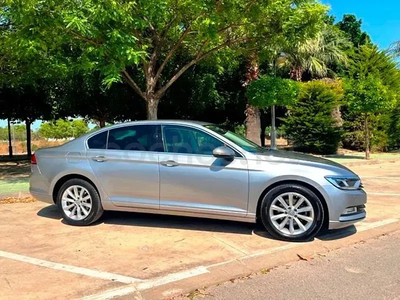 Usado VW Passat Advance 150 CV (110 kW) 2018 Gris / plata Berlina