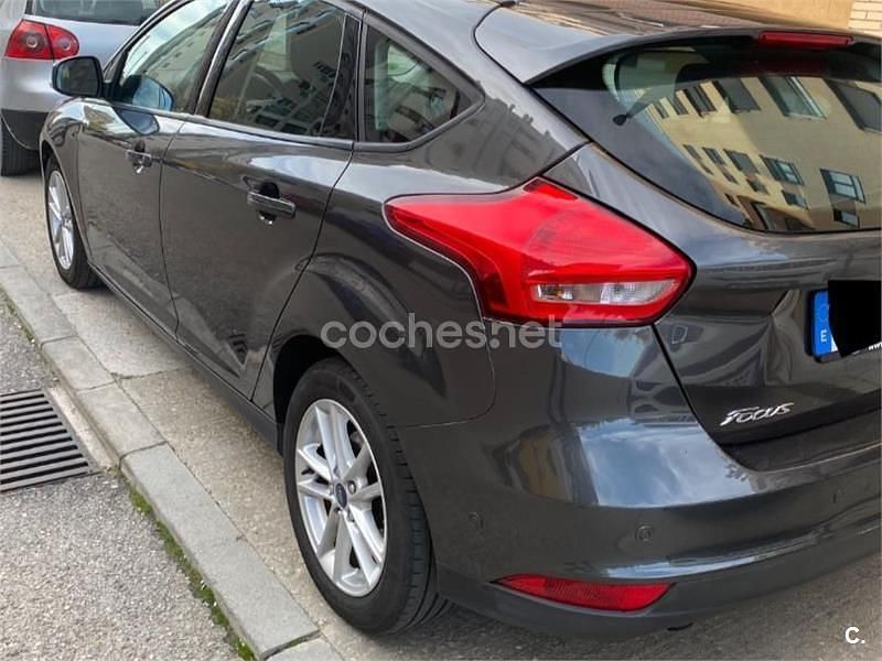 Usado Ford Focus Trend 125 CV (91 kW) 2018 Gris / plata Berlina