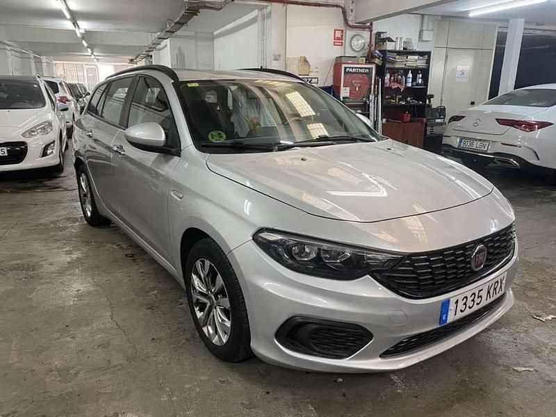 Usado Fiat Tipo Lounge 95 CV (69 kW) 2018 Plateado Familiar