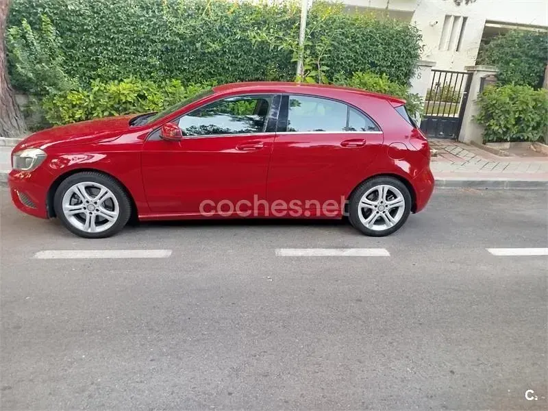 Usado Mercedes A250 Urban 211 CV (155 kW) 2014 Rojo Utilitario