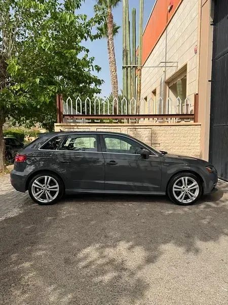 Usado Audi A3 Advanced Plus 204 CV (150 kW) 2021 Gris / plata Berlina