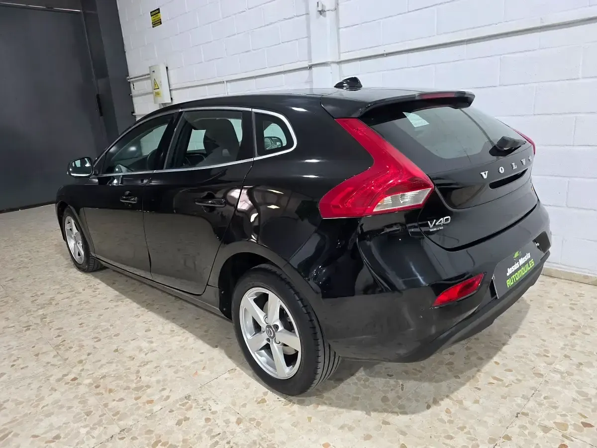 Usado Volvo V40 Momentum 120 CV (88 kW) 2015 Negro Utilitario