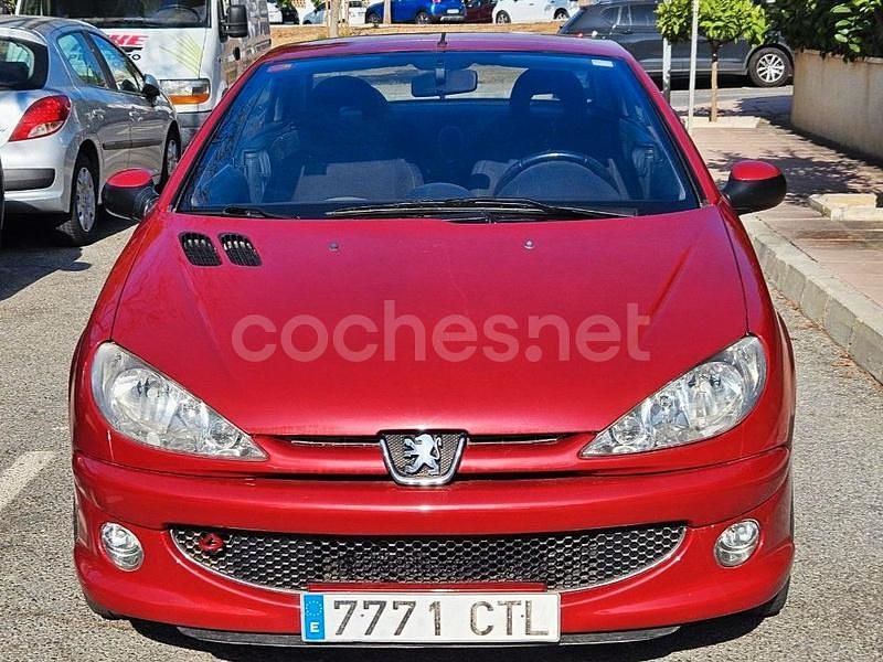 Usado Peugeot 206 CC 110 CV (80 kW) 2004 Granate Descapotable