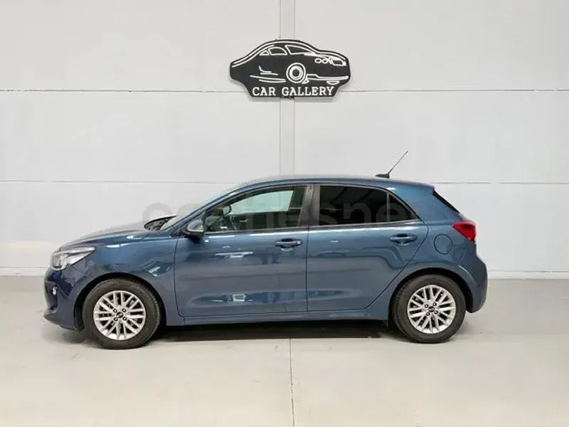 Usado Kia Rio 100 CV (73 kW) 2018 Azul Berlina