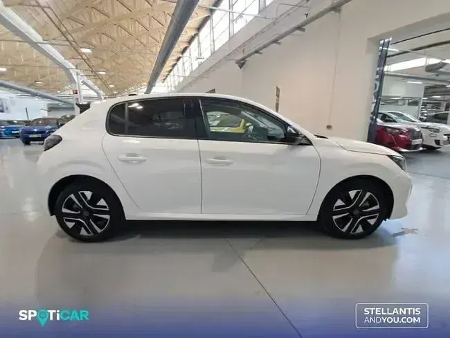 Usado Peugeot 208 Allure 110 CV (80 kW) 2024 Blanco Utilitario