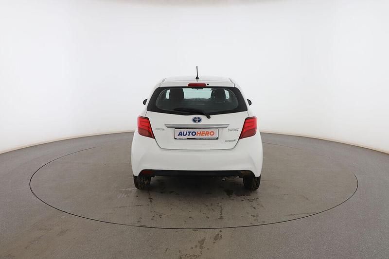 Usado Toyota Yaris Hybrid Active 101 CV (74 kW) 2015 Blanco Utilitario