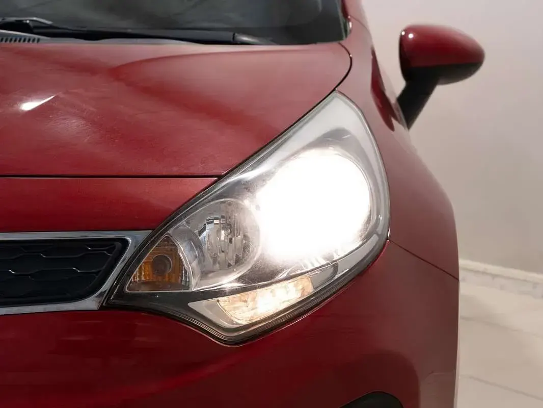 Usado Kia Rio 109 CV (80 kW) 2014 Rojo Utilitario