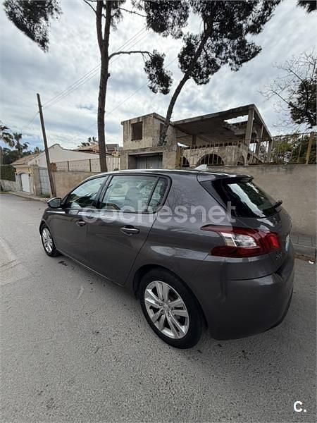 Usado Peugeot 308 Active 120 CV (88 kW) 2016 Gris / plata Berlina