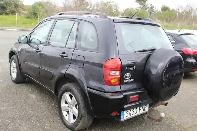 Käytetty Toyota RAV4 Executive 116 HP (85 kW) 2005 Musta Katumaasturi