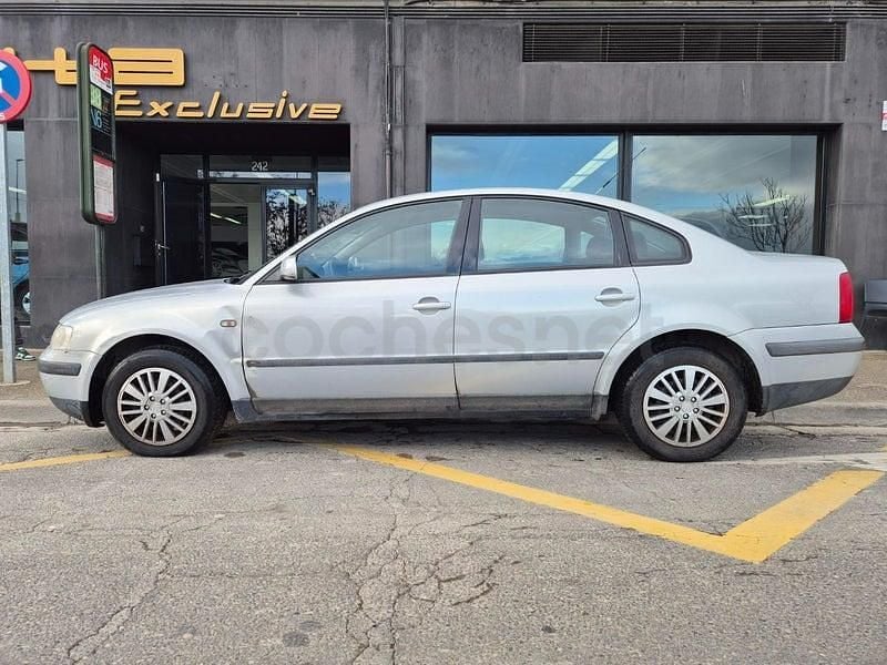 Gris / plata Usado 1998 VW Passat Highline Berlina | 2500 € (Precio justo) - Imagen 1/4
