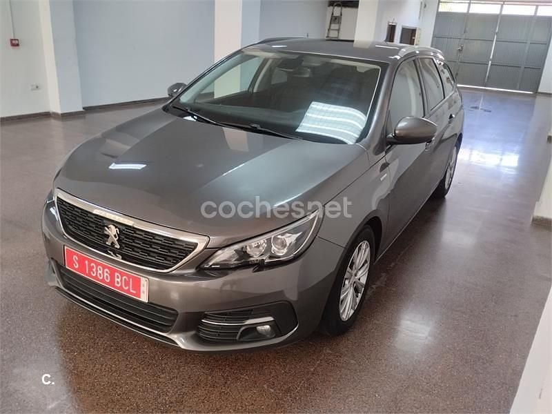 Usado Peugeot 308 Style 100 CV (73 kW) 2020 Gris / plata Familiar