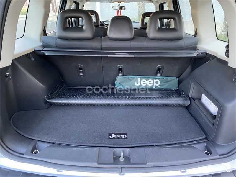 Usado Jeep Patriot Sport 140 CV (102 kW) 2008 Gris / plata SUV