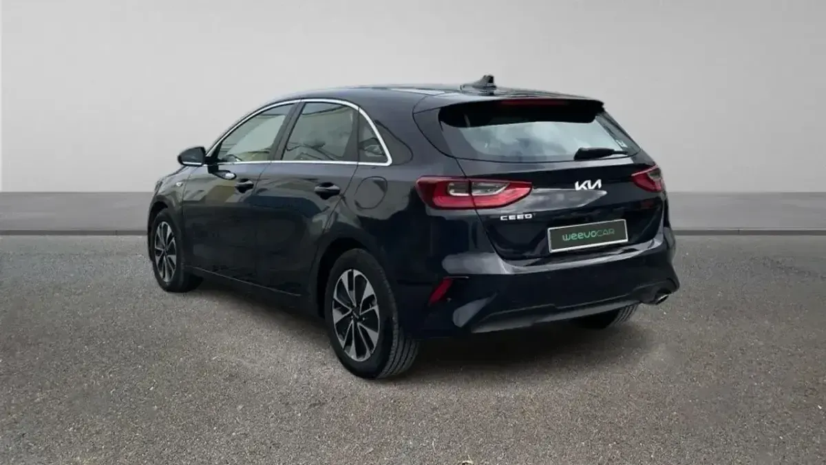 Usado Kia Ceed 100 CV (73 kW) 2024 Negro Utilitario