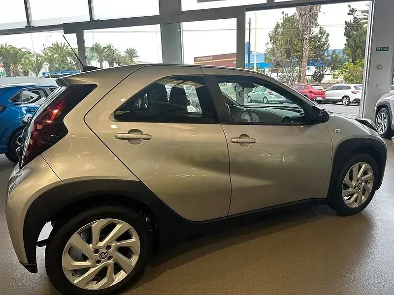 Usado Toyota Aygo X Play 72 CV (52 kW) 2023 Gris / plata SUV