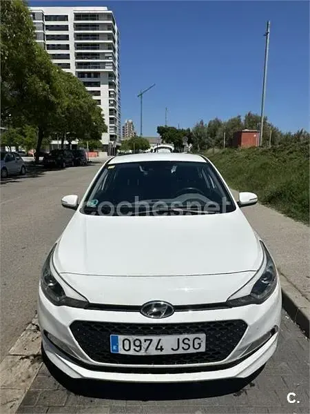 Usado Hyundai i20 100 CV (73 kW) 2016 Blanco Berlina