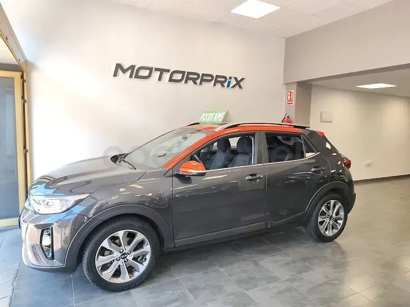Usado Kia Stonic 120 CV (88 kW) 2018 Gris / plata SUV