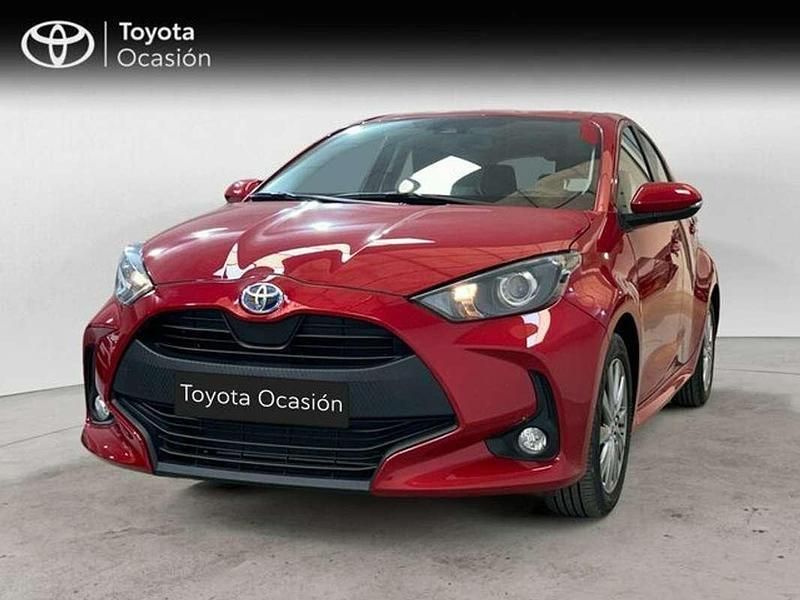 Rojo Usado 2024 Toyota Yaris Hybrid Active Berlina | 21.550 € (Precio justo) - Imagen 1/4
