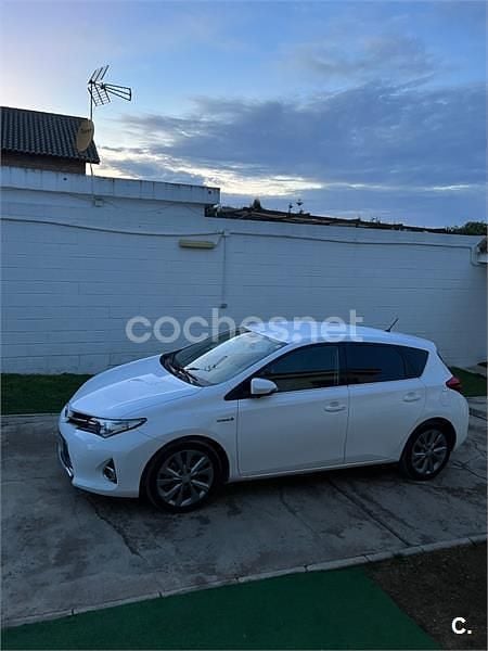 Usado Toyota Auris Hybrid Advance 136 CV (100 kW) 2014 Blanco Berlina