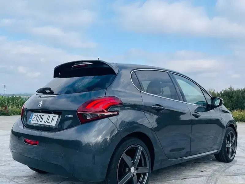 Usado Peugeot 208 Allure 110 CV (80 kW) 2016 Gris / plata Utilitario