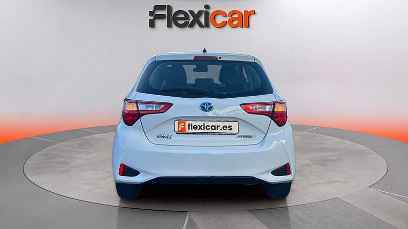 Usado Toyota Yaris Hybrid Active 100 CV (73 kW) 2020 Blanco Utilitario