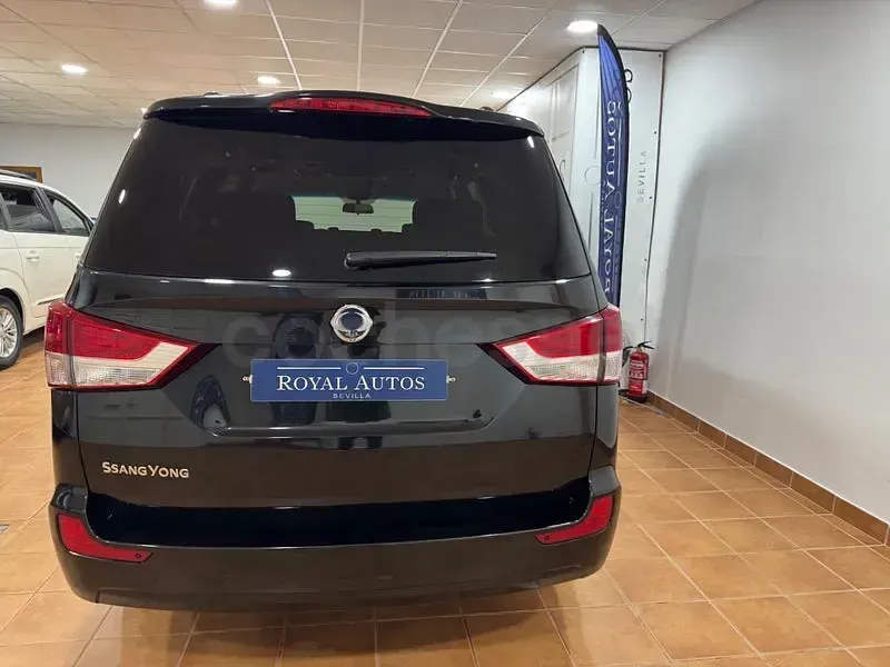 Usado SsangYong Rodius Limited 155 CV (114 kW) 2015 Negro Monovolumen