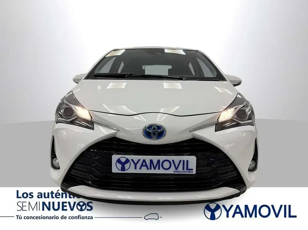 Usado Toyota Yaris Hybrid Active 99 CV (72 kW) 2019 Blanco Utilitario