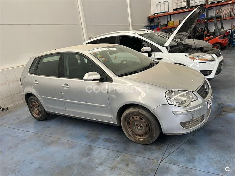 Usado VW Polo Advance 70 CV (51 kW) 2006 Gris / plata Utilitario