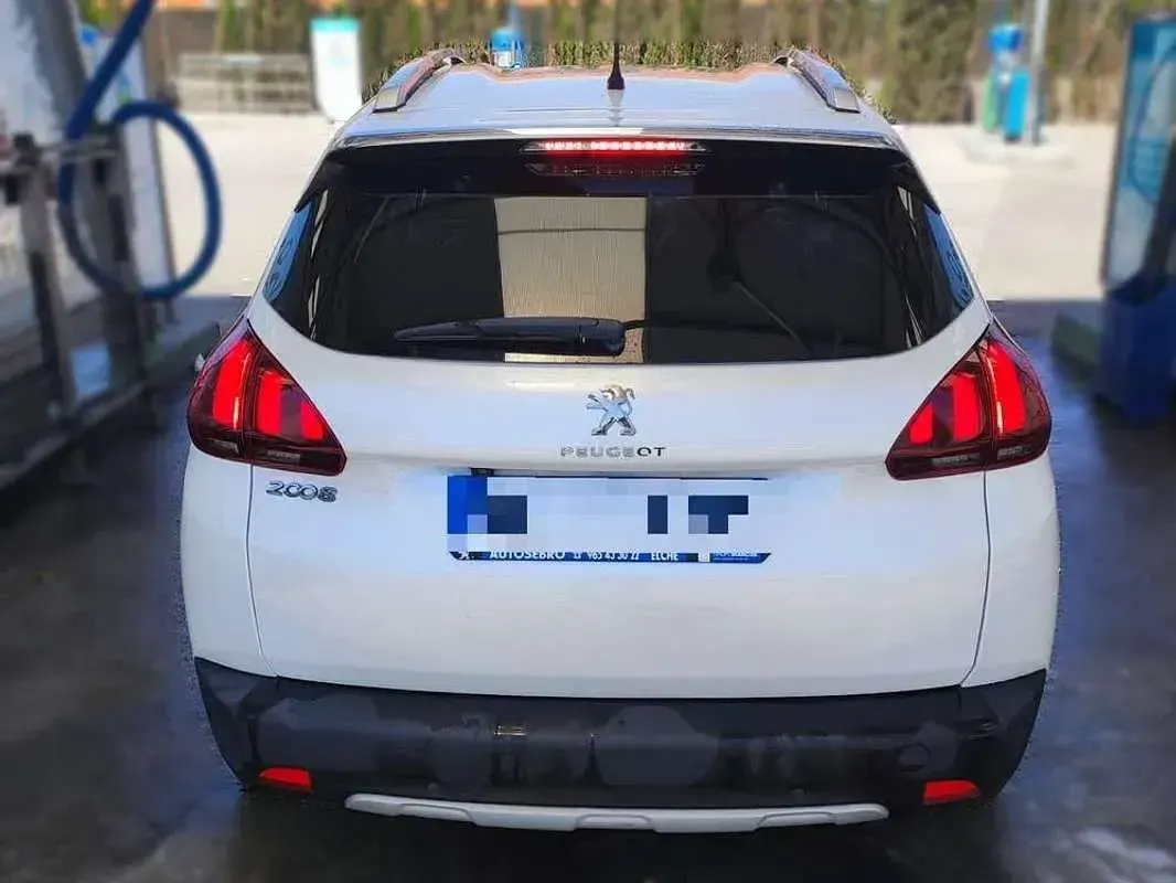 Usado Peugeot 2008 Allure 110 CV (80 kW) 2018 Blanco SUV
