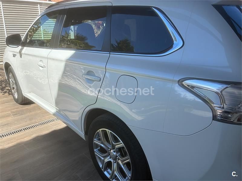 Blanco Usado 2014 Mitsubishi Outlander P-HEV Motion SUV | 11.950 € (Buen precio) - Imagen 1/4