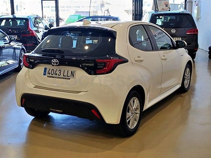 Usado Toyota Yaris Hybrid Active 100 CV (73 kW) 2020 Blanco Berlina