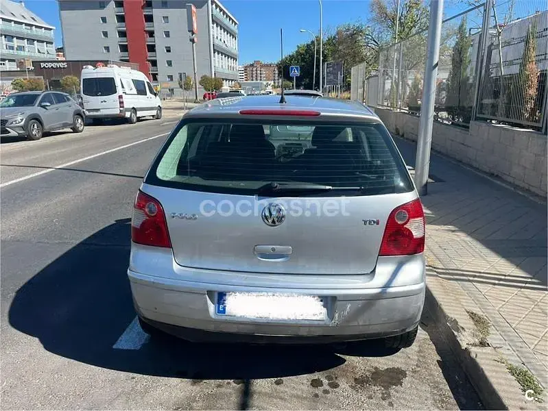 Usado VW Polo Highline 75 CV (55 kW) 2004 Gris / plata Berlina