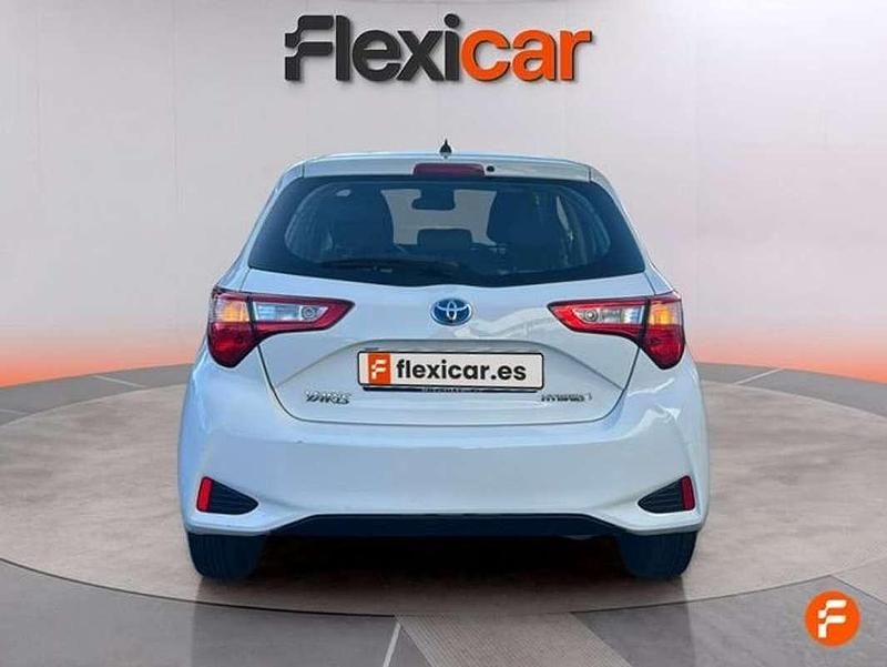 Usado Toyota Yaris Hybrid Active 100 CV (73 kW) 2020 Blanco Utilitario