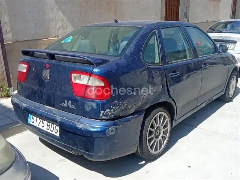 Usado Seat Cordoba Stella 90 CV (66 kW) 2000 Azul Berlina