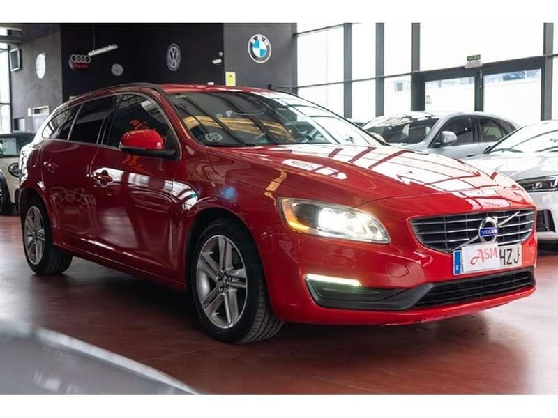 Usado Volvo V60 Momentum 136 CV (100 kW) 2014 Rojo Familiar