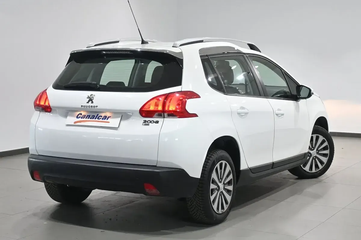 Usado Peugeot 2008 Active 92 CV (67 kW) 2015 Blanco SUV