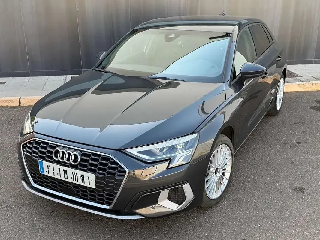 Usado Audi A3 Sportback Advanced Plus 116 CV (85 kW) 2023 Gris Utilitario