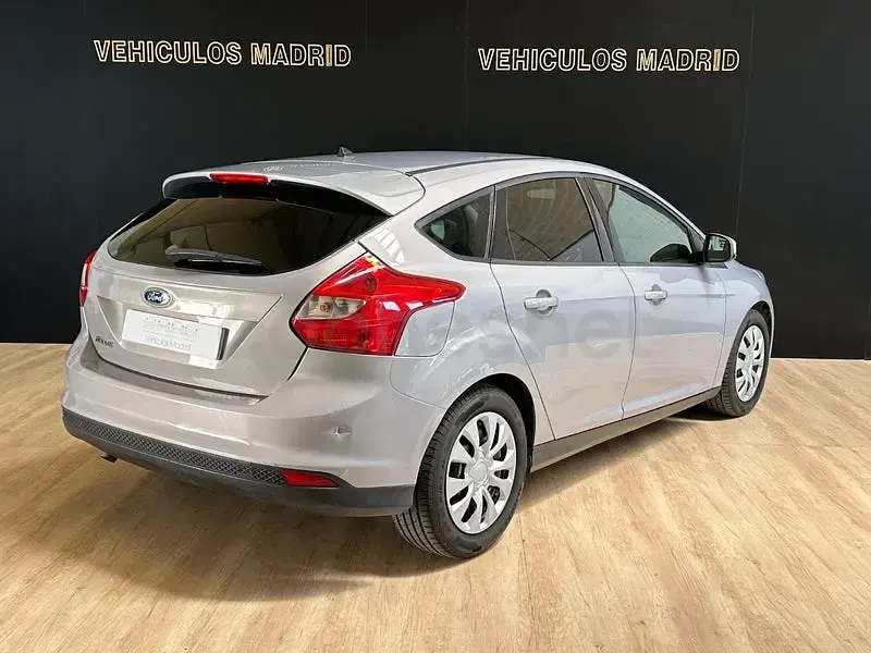Usado Ford Focus Trend 115 CV (84 kW) 2013 Gris / plata Berlina
