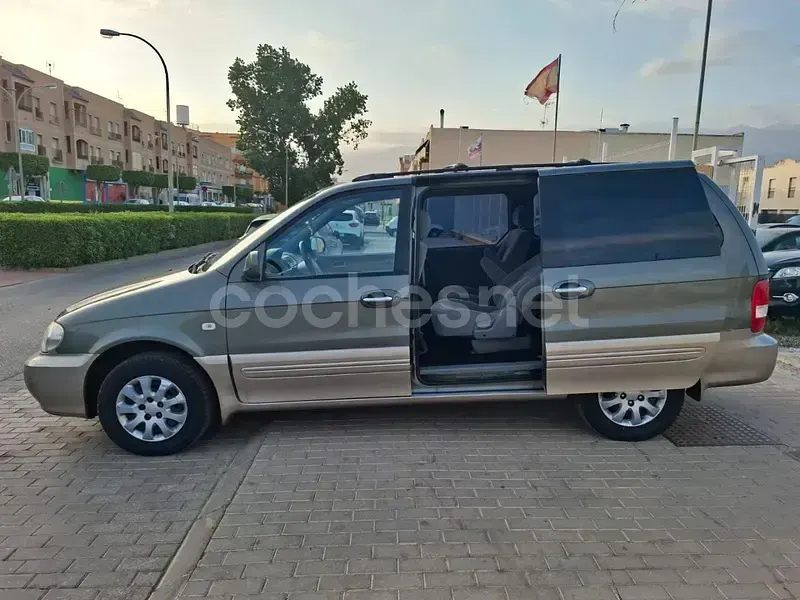 Usado Kia Carnival LX 150 CV (110 kW) 2004 Gris / plata Monovolumen