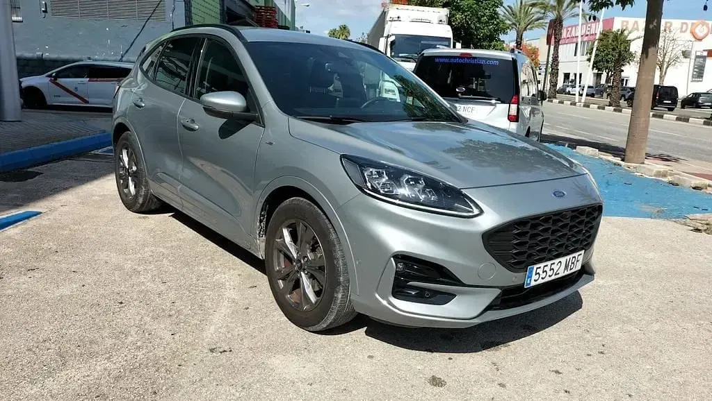 Usado Ford Kuga ST-Line X 150 CV (110 kW) 2022 Plata solar (metalizado) SUV