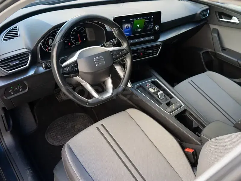 Usado Seat Leon Style 150 CV (110 kW) 2023 Gris / plata Familiar