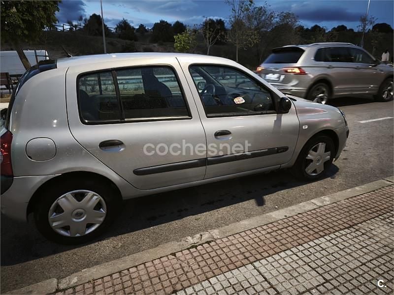 Usado Renault Clio II Authentique 65 CV (47 kW) 2003 Gris / plata Berlina