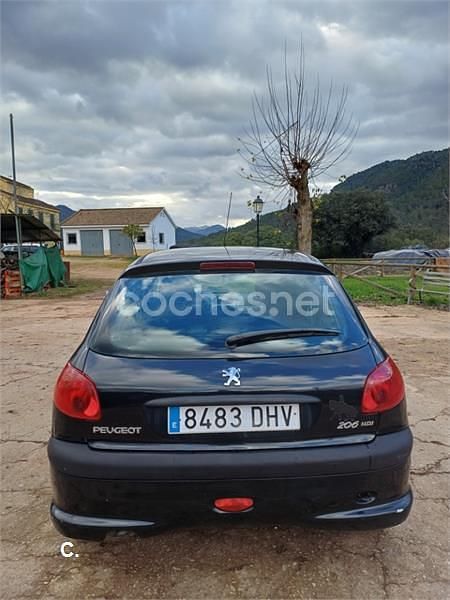 Usado Peugeot 206 70 CV (51 kW) 2005 Negro Berlina