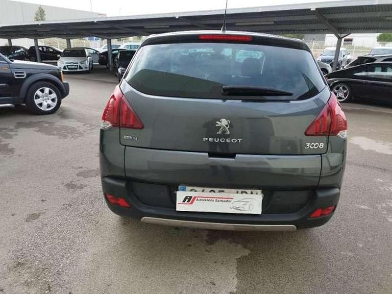 Usado Peugeot 3008 Active 120 CV (88 kW) 2016 Verde Monovolumen