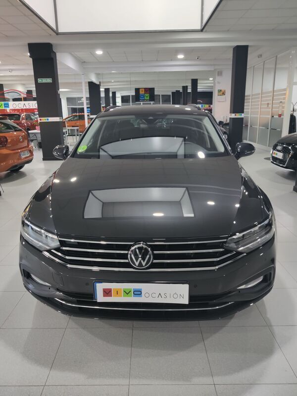 Gris Usado 2023 VW Passat Executive Familiar | 36.900 € (Precio justo) - Imagen 1/4