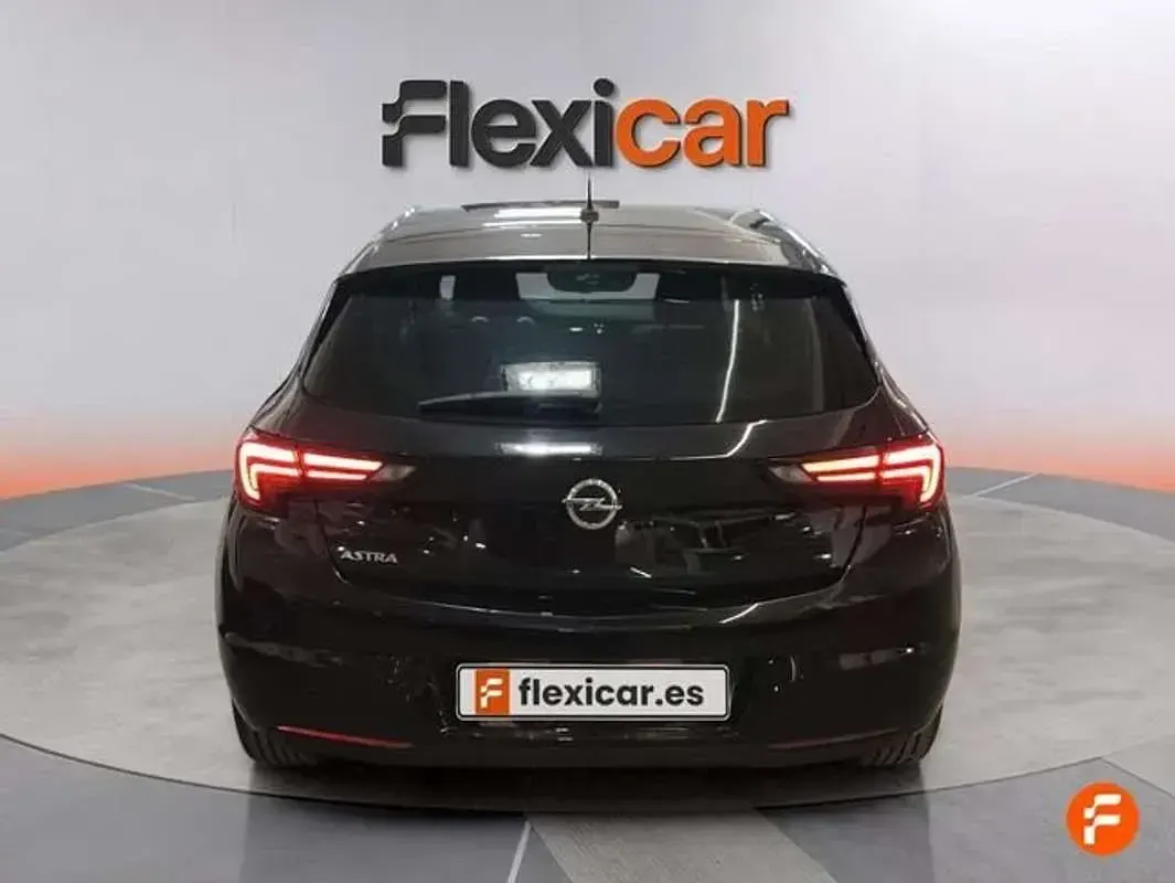Usado Opel Astra 125 CV (91 kW) 2019 Negro Utilitario