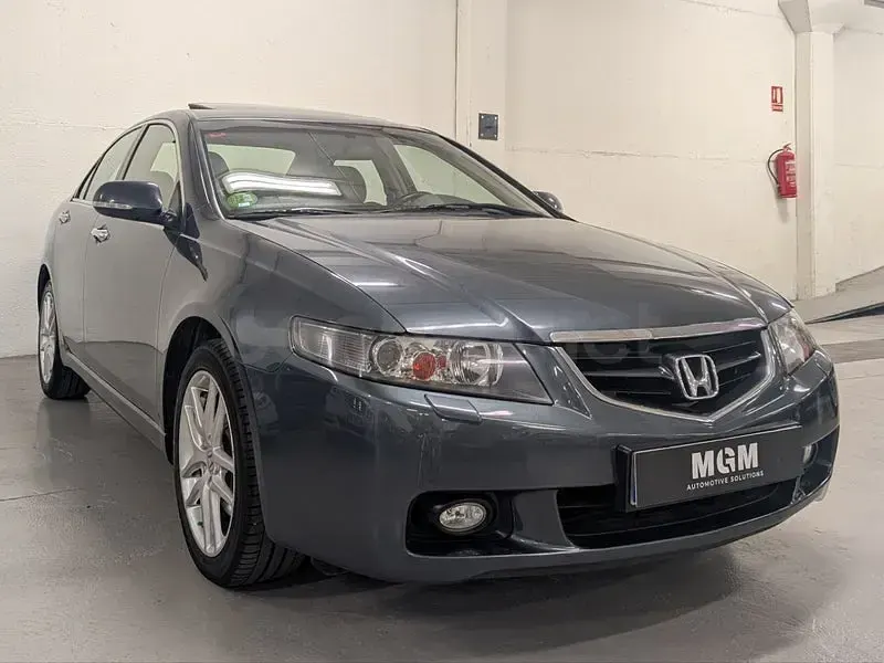 Usado Honda Accord Executive 190 CV (139 kW) 2005 Gris / plata Berlina