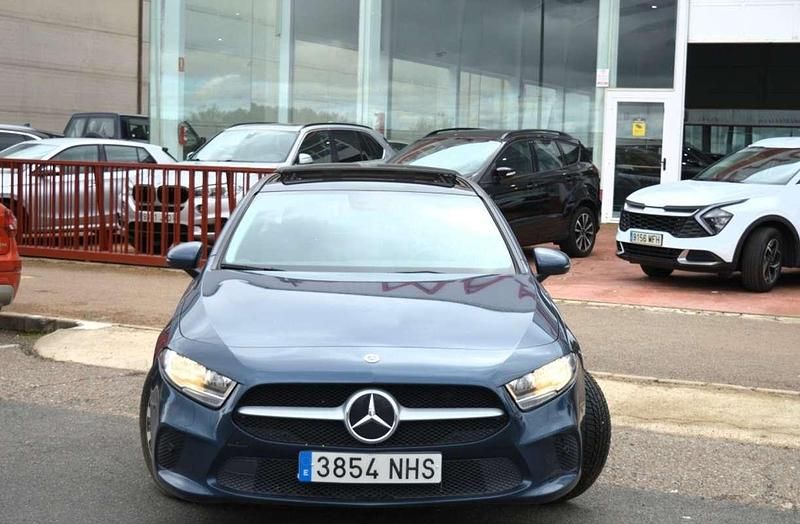 Usado Mercedes A180 116 CV (85 kW) 2021 Azul Utilitario