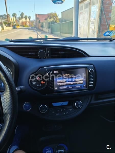Usado Toyota Yaris Hybrid 100 CV (73 kW) 2018 Azul Berlina