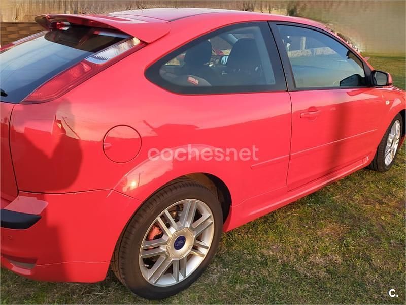 Usado Ford Focus S 136 CV (100 kW) 2006 Rojo Berlina